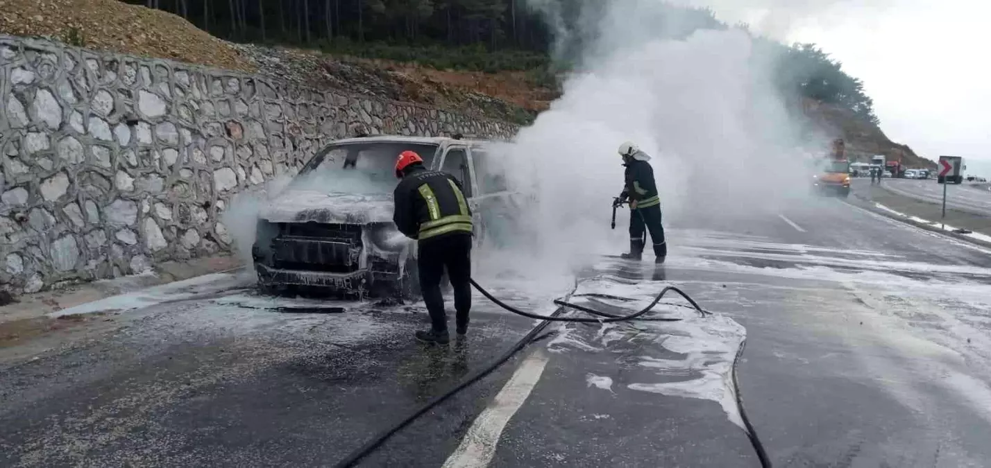 Ticari araç yanarak küle döndü