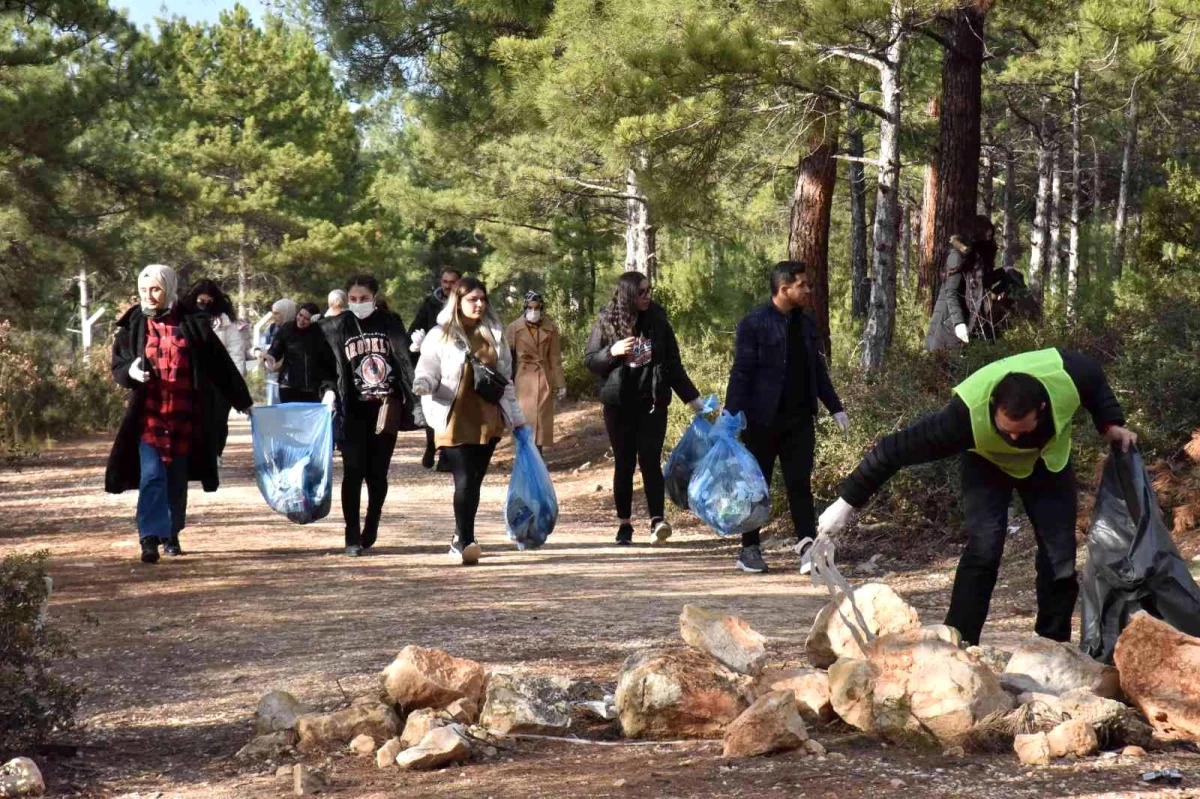 Bilecik\'te üniversiteli öğrenciler katı atık toplayarak araziye yem bıraktı