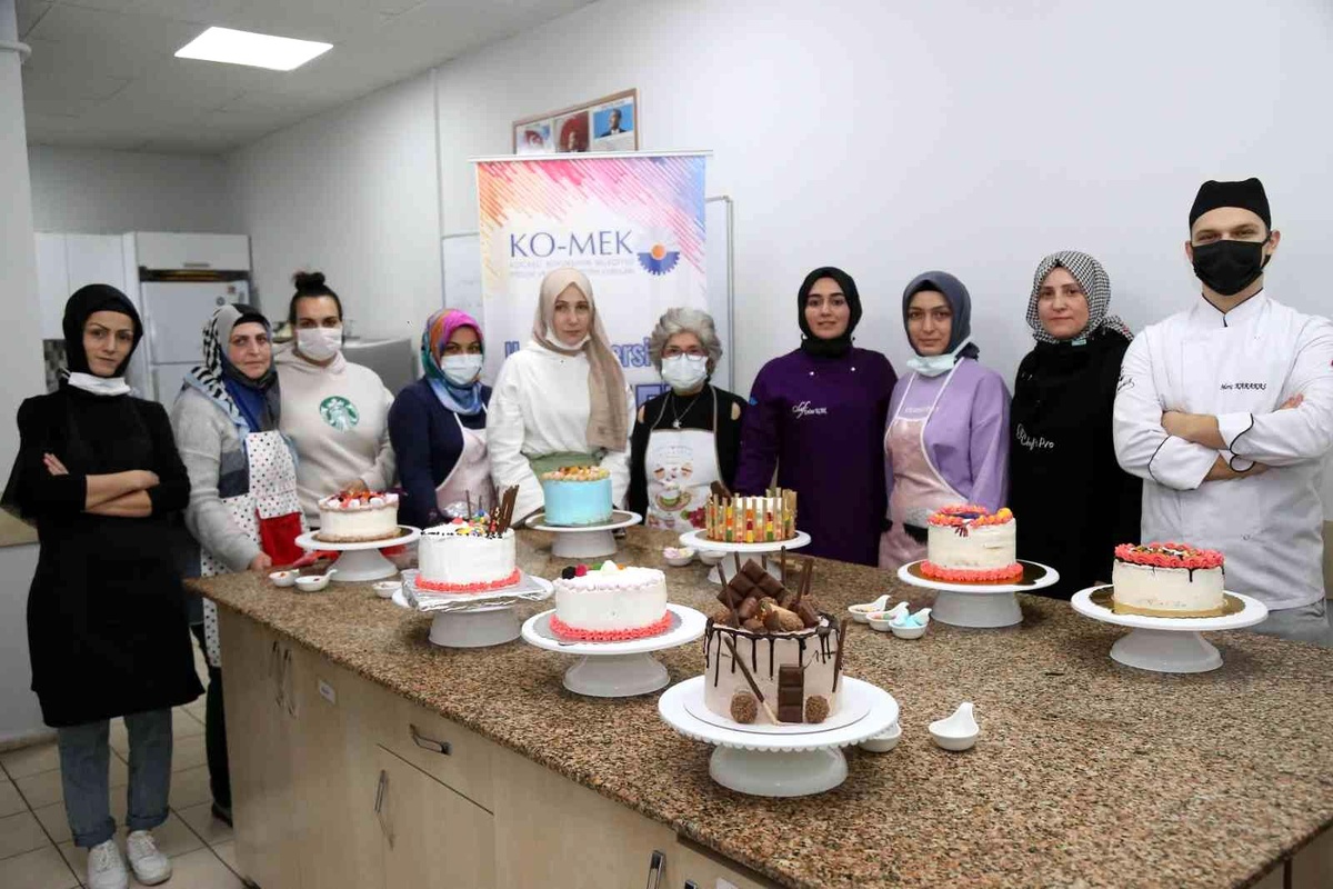 Son dakika haberleri | Yaş pasta kursiyerlerinden çocuklara doğum günü sürprizi