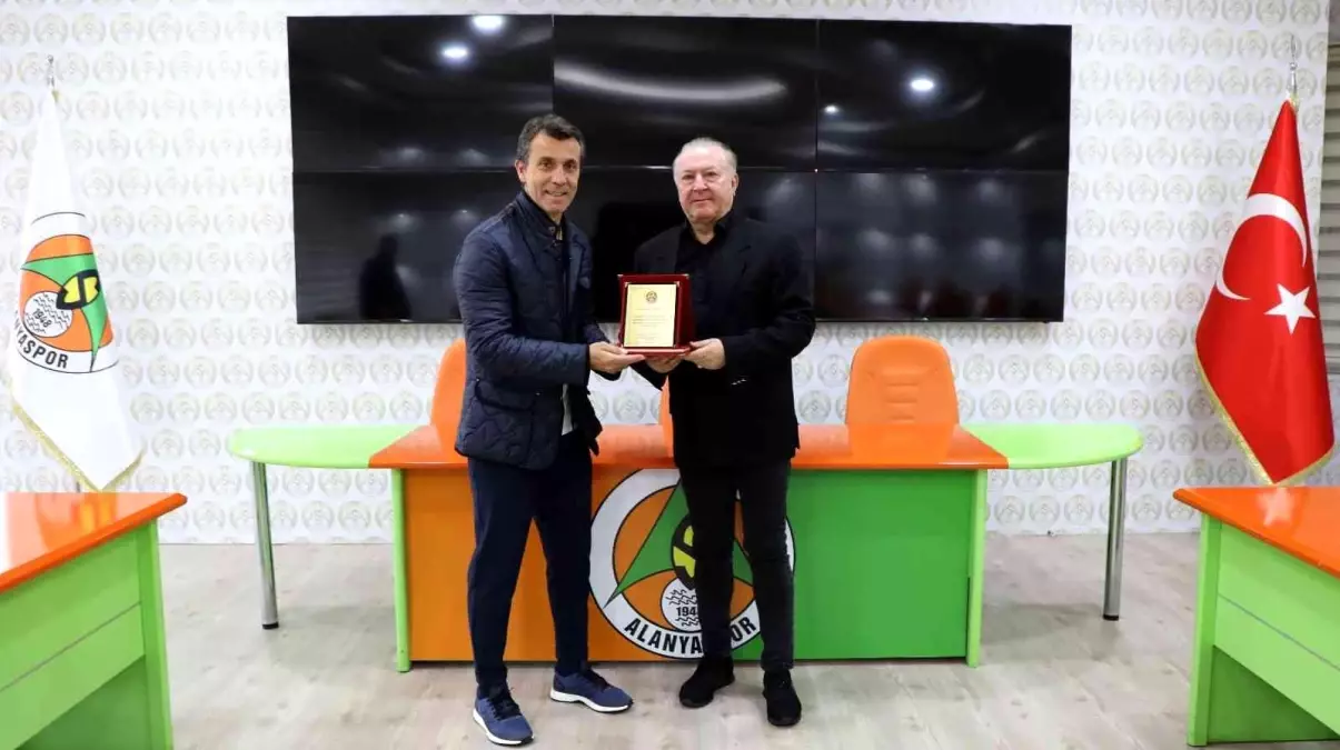 Alanyaspor ile yollarını ayıran Bülent Korkmaz\'a plaket