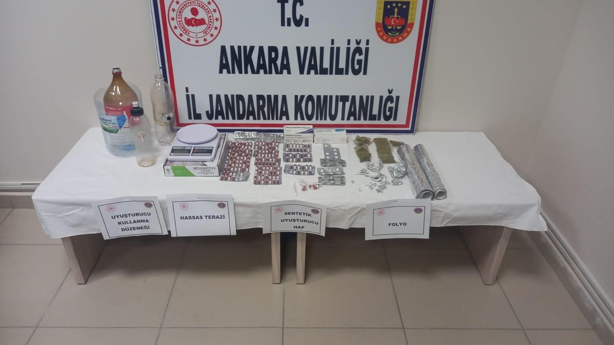 Ankara\'da jandarma ekipleri uyuşturucu satıcısı oldukları iddiasıyla 3 kişiyi yakaladı