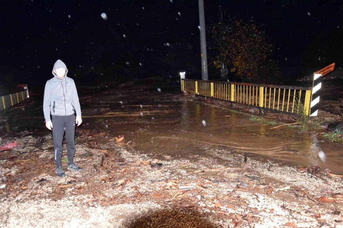 Antalya\'da sel suları köprüleri aştı, iki mahalleye ulaşım kapatıldı