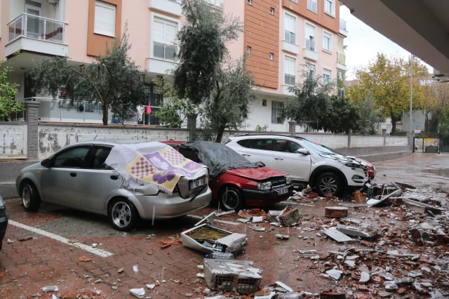 Antalya'yı şiddetli fırtına vurdu! Uçan çatı araçların üzerine düştü, ortalık savaş alanına döndü