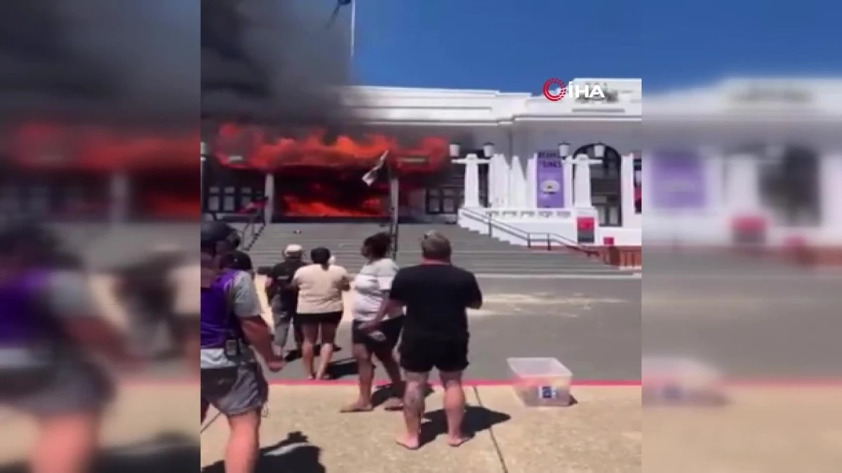Son dakika! Avustralya\'da eski parlamento binası ateşe verildi