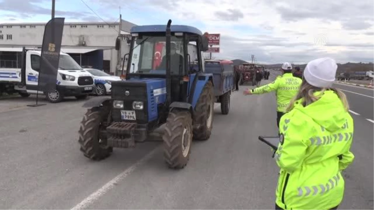 BALIKESİR - Traktör kazalarını önlemek amacıyla sürücülere reflektör dağıtıldı