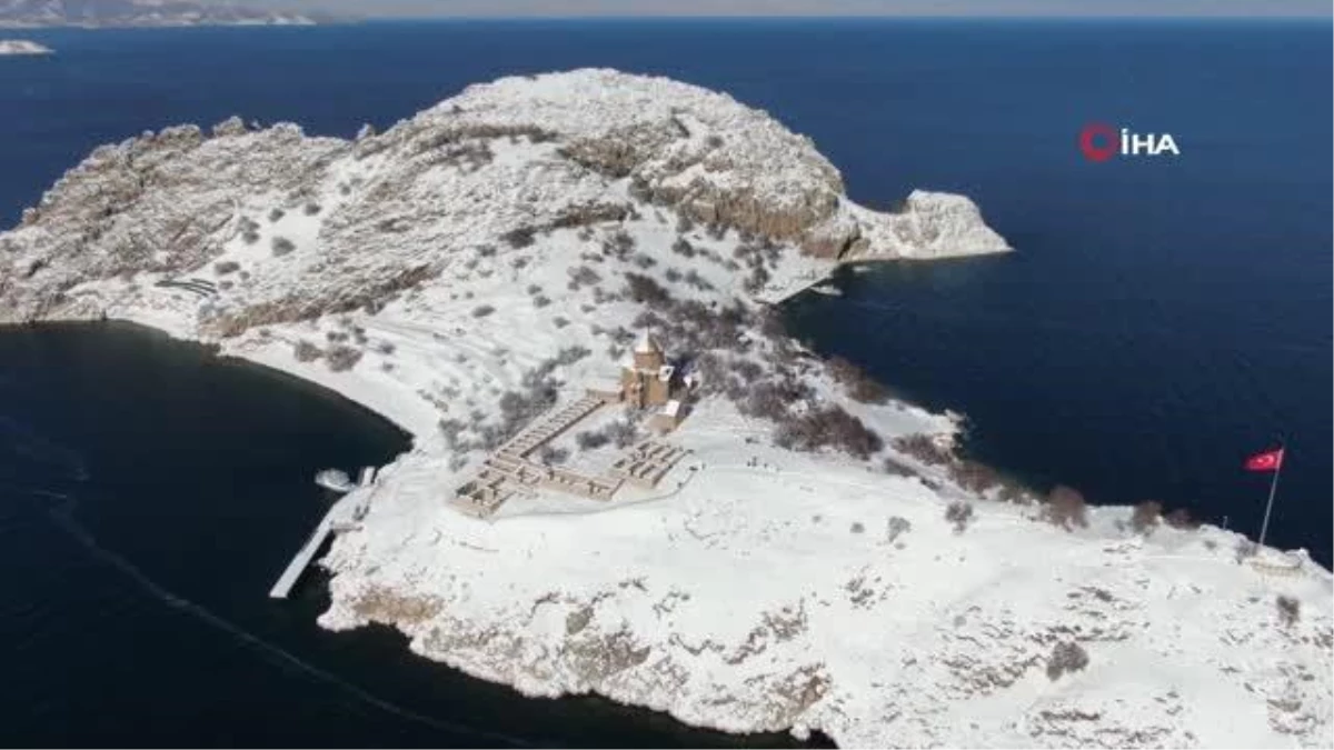 Beyaza bürünen Akdamar Adası\'na İranlı turistlerden yoğun ilgi