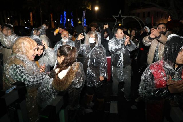Bodrum'da yüzlerce kişi soğuk havaya, yağmura ve fırtınaya aldırış etmeden doyasıya eğlendi