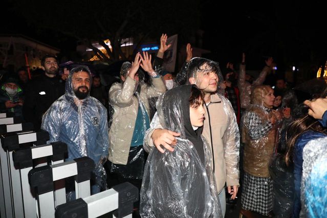 Bodrum'da yüzlerce kişi soğuk havaya, yağmura ve fırtınaya aldırış etmeden doyasıya eğlendi
