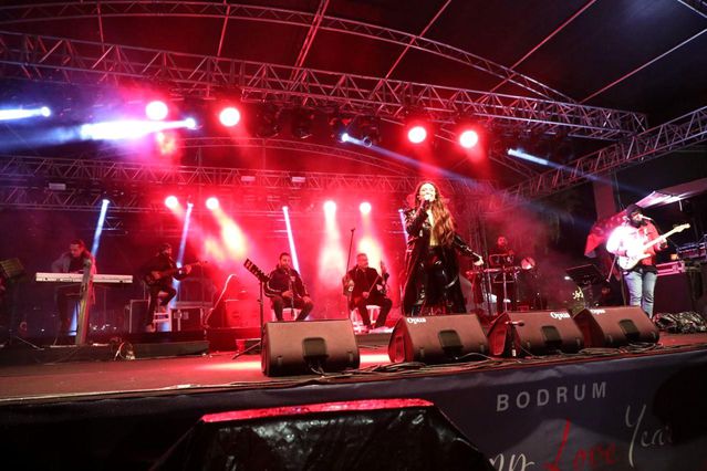 Bodrum'da yüzlerce kişi soğuk havaya, yağmura ve fırtınaya aldırış etmeden doyasıya eğlendi