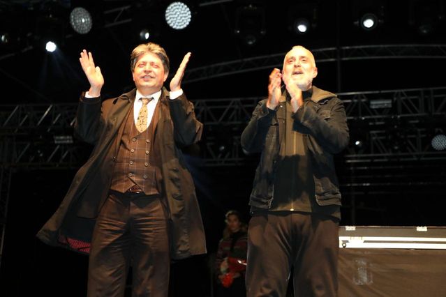 Bodrum'da yüzlerce kişi soğuk havaya, yağmura ve fırtınaya aldırış etmeden doyasıya eğlendi