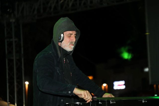 Bodrum'da yüzlerce kişi soğuk havaya, yağmura ve fırtınaya aldırış etmeden doyasıya eğlendi