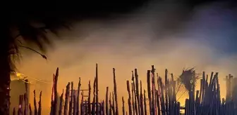 Çeşme'de bir iş yerinde yıldırım düşmesi sonucu yangın çıktı