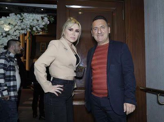 Demet Akalın ve Okan Kurt çiftinden görkemli 10. yıl kutlaması