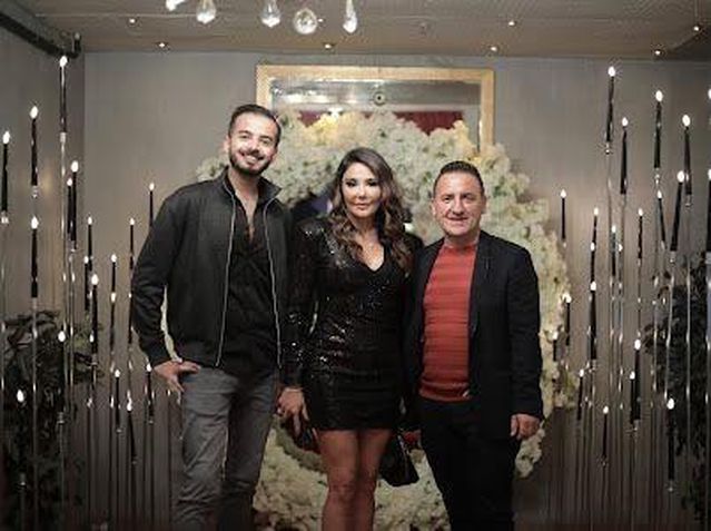 Demet Akalın ve Okan Kurt çiftinden görkemli 10. yıl kutlaması