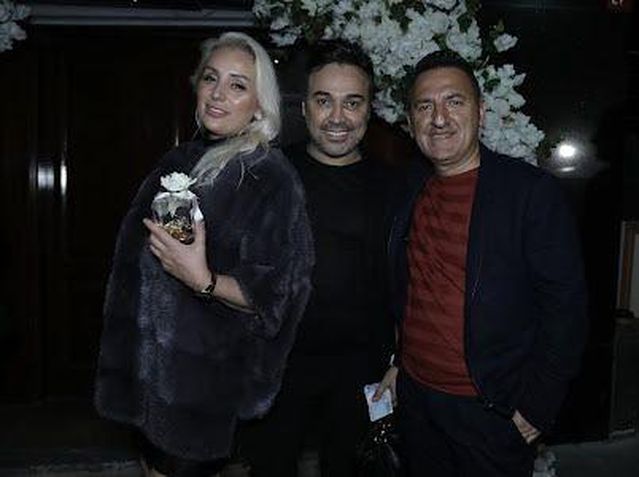 Demet Akalın ve Okan Kurt çiftinden görkemli 10. yıl kutlaması
