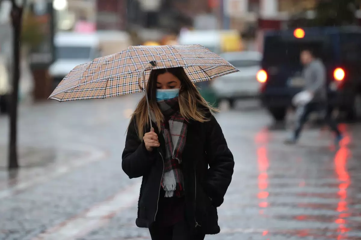 Sağanak trafikte aksamalara ve kazalara neden oldu