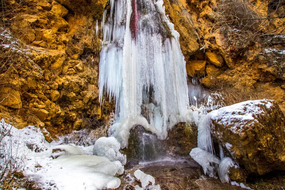 Elazığ Palu\'da Zumuhte Şelalesi dondu