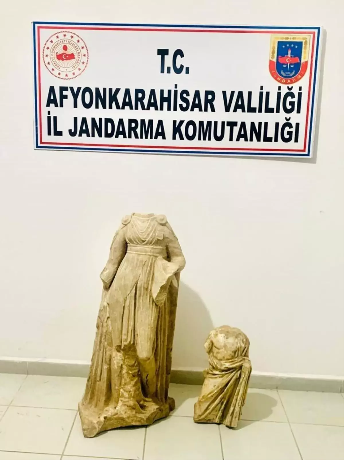 Ellerindeki tarihi eserleri satamadan yakalandılar