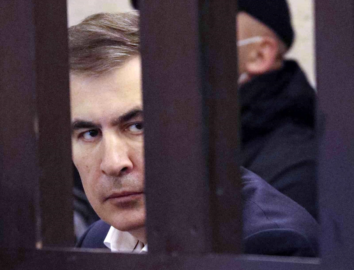 Son dakika... Gürcistan\'ın eski Cumhurbaşkanı Saakaşvili yeniden cezaevine sevk edildi