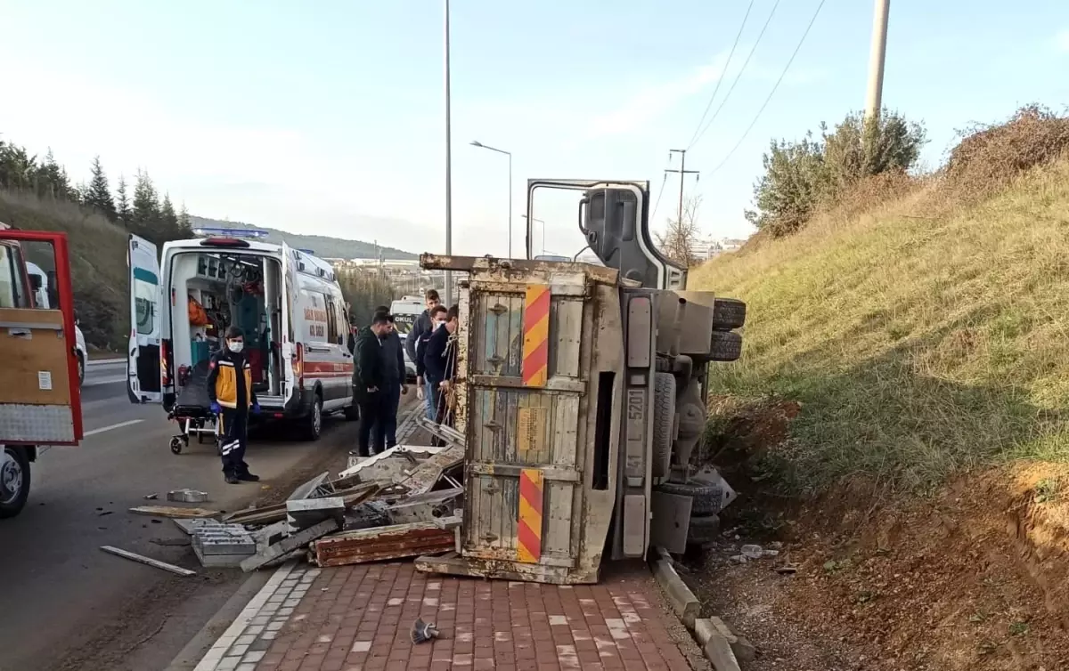 Hurda yüklü kamyonet devrildi, sıkışan sürücüyü itfaiye ekipleri kurtardı