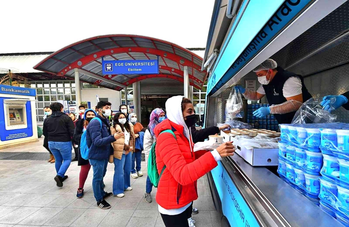 İzmir Büyükşehir Belediyesinden öğrencilere sıcak yemek