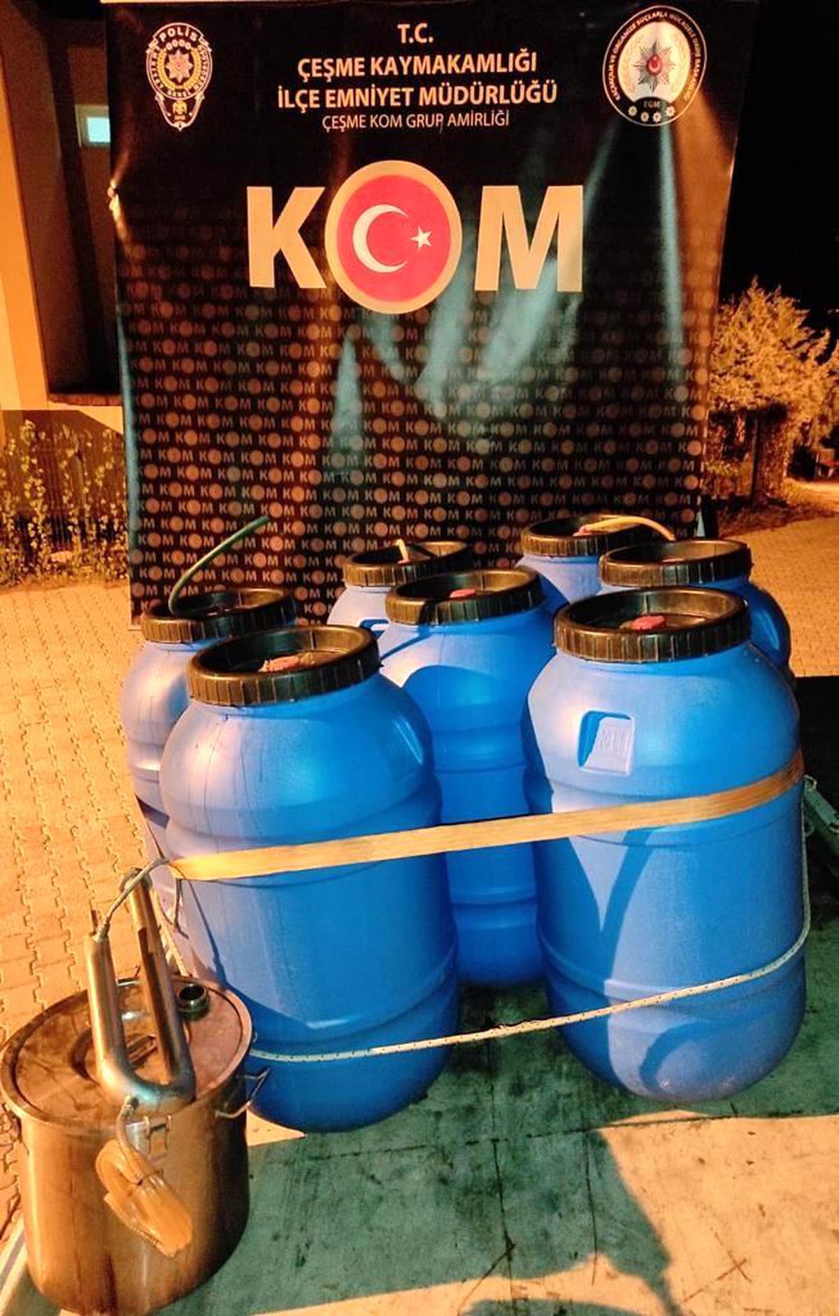 İzmir\'de 1 ton kaçak içki ele geçirildi