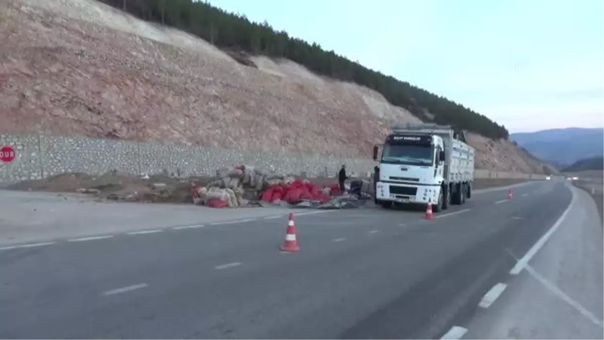 Kamyonetin devrilmesi sonucu baba ve oğlu yaralandı