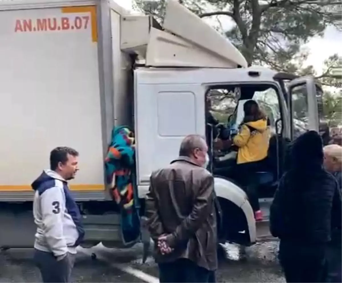 Kamyonlar kafa kafaya çarpıştı, yol trafiğe kapandı