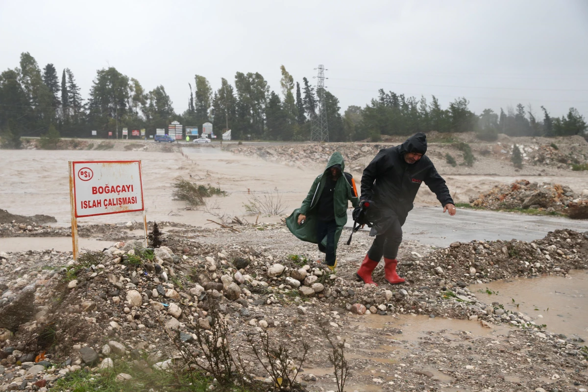 Kırmızı kodla aşırı yağış uyarısı yapılan Antalya\'da sağanak etkili oluyor