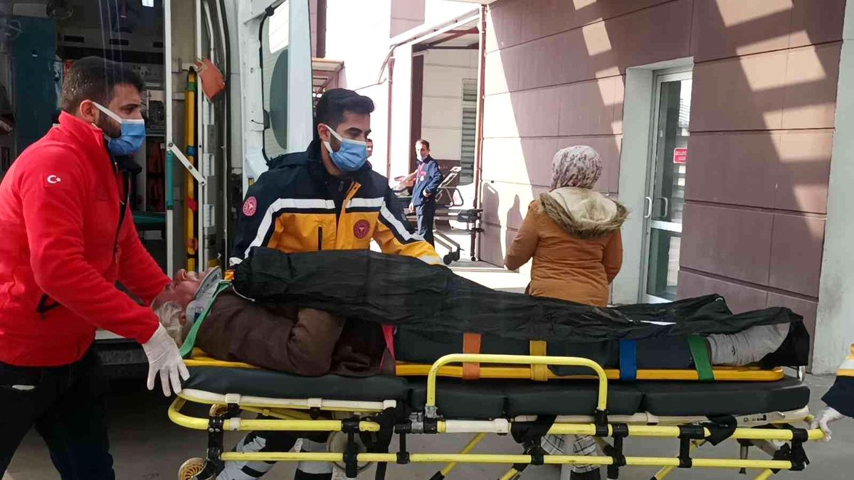 Lastiği patlayan kamyonet devrildi: 2 yaralı