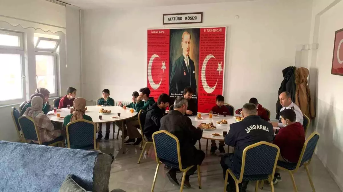 Öğrencilerden jandarmaya "teşekkür" ziyareti