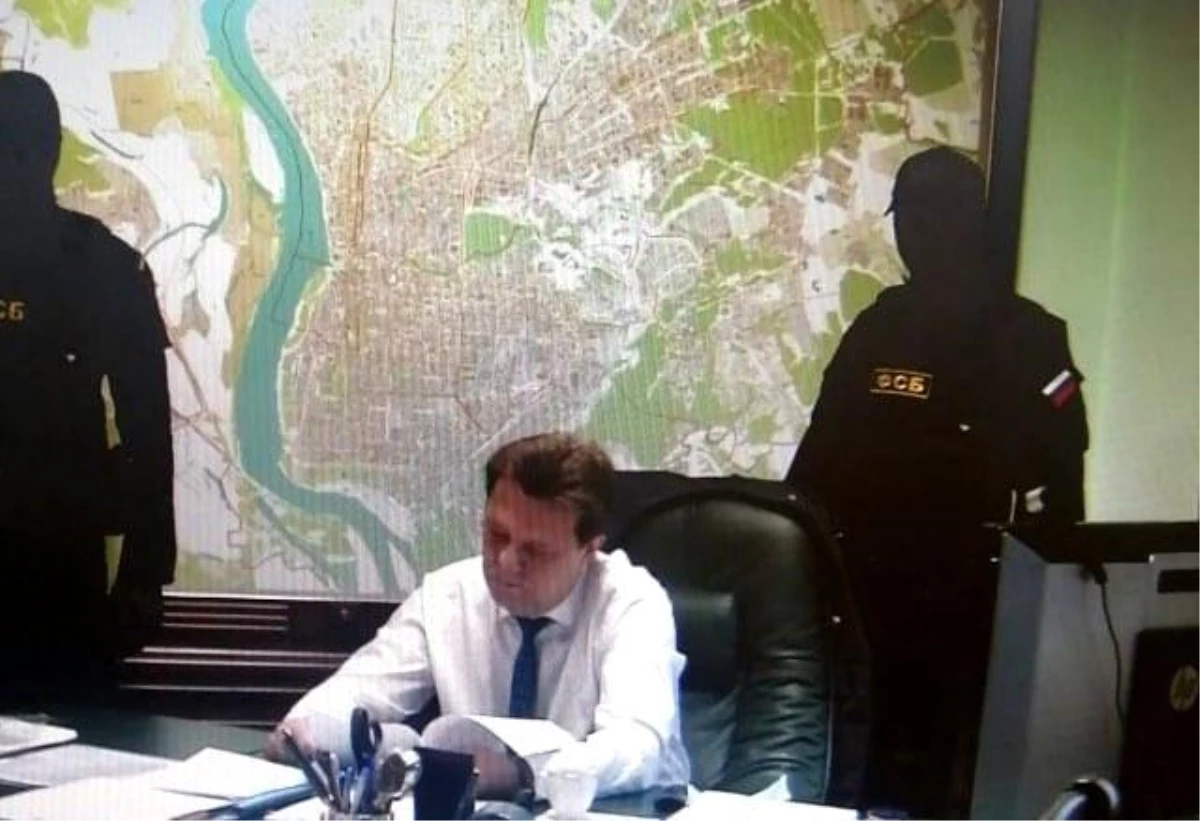 Rus Belediye Başkanı çalışırken gözaltına alındı