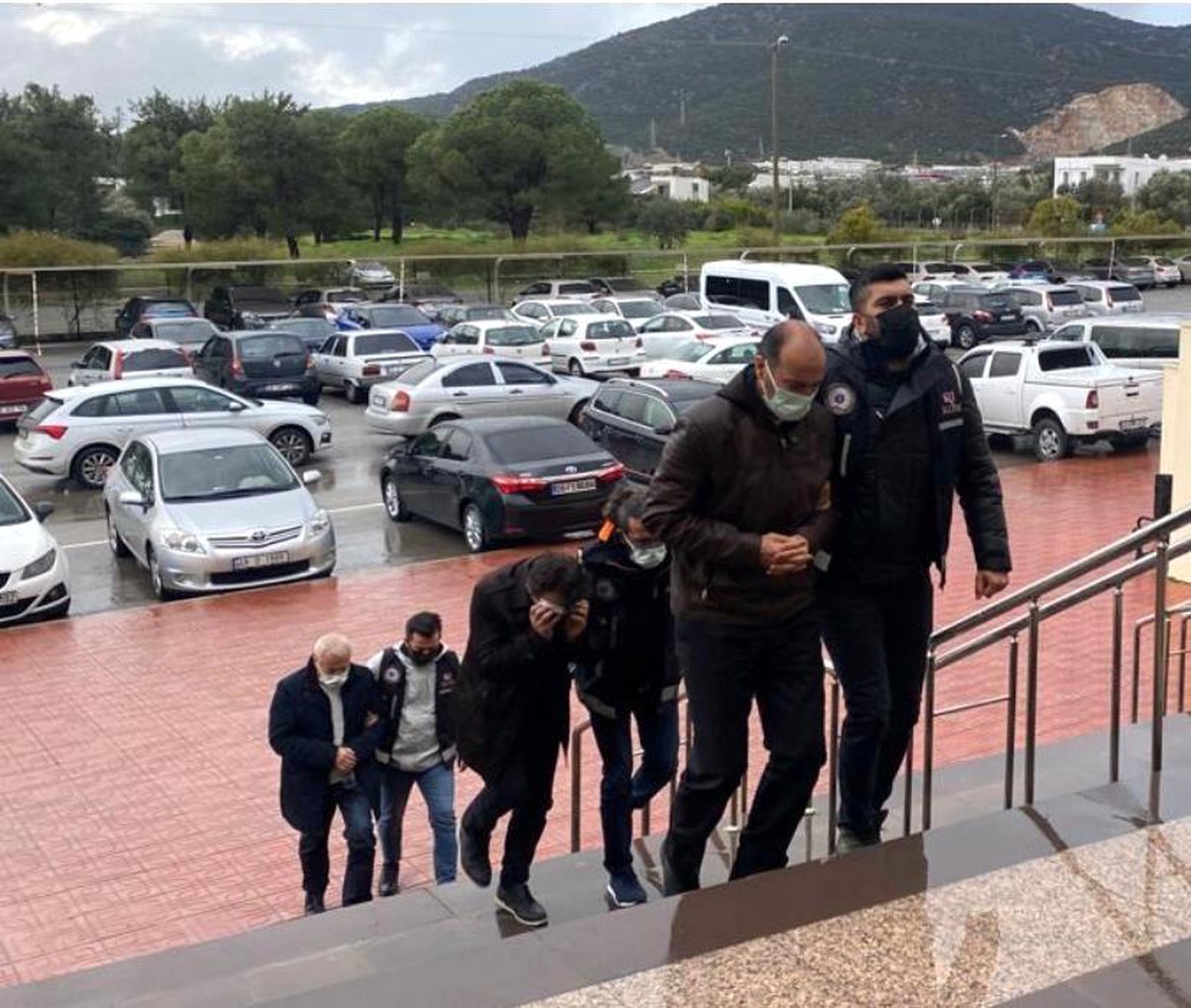Rüşvet alırken yakalanan vergi dairesi müdürü tutuklandı