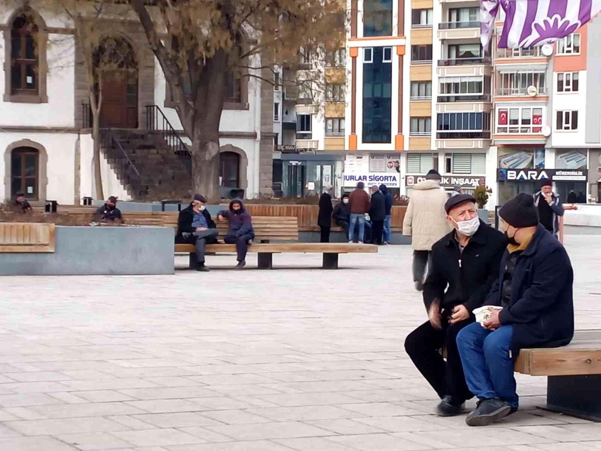 Sıcak havayı gören kendini dışarı attı