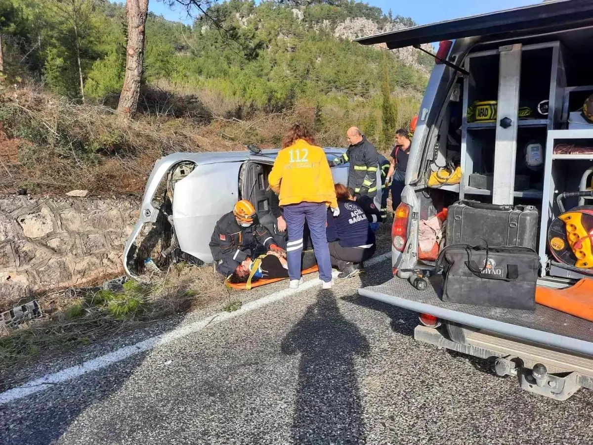 Yoldan çıkan otomobil devrildi: 2 yaralı