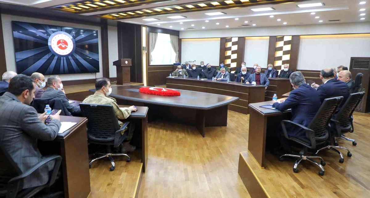 Ağrı Valisi Varol, muhtarlarla bir araya geldi