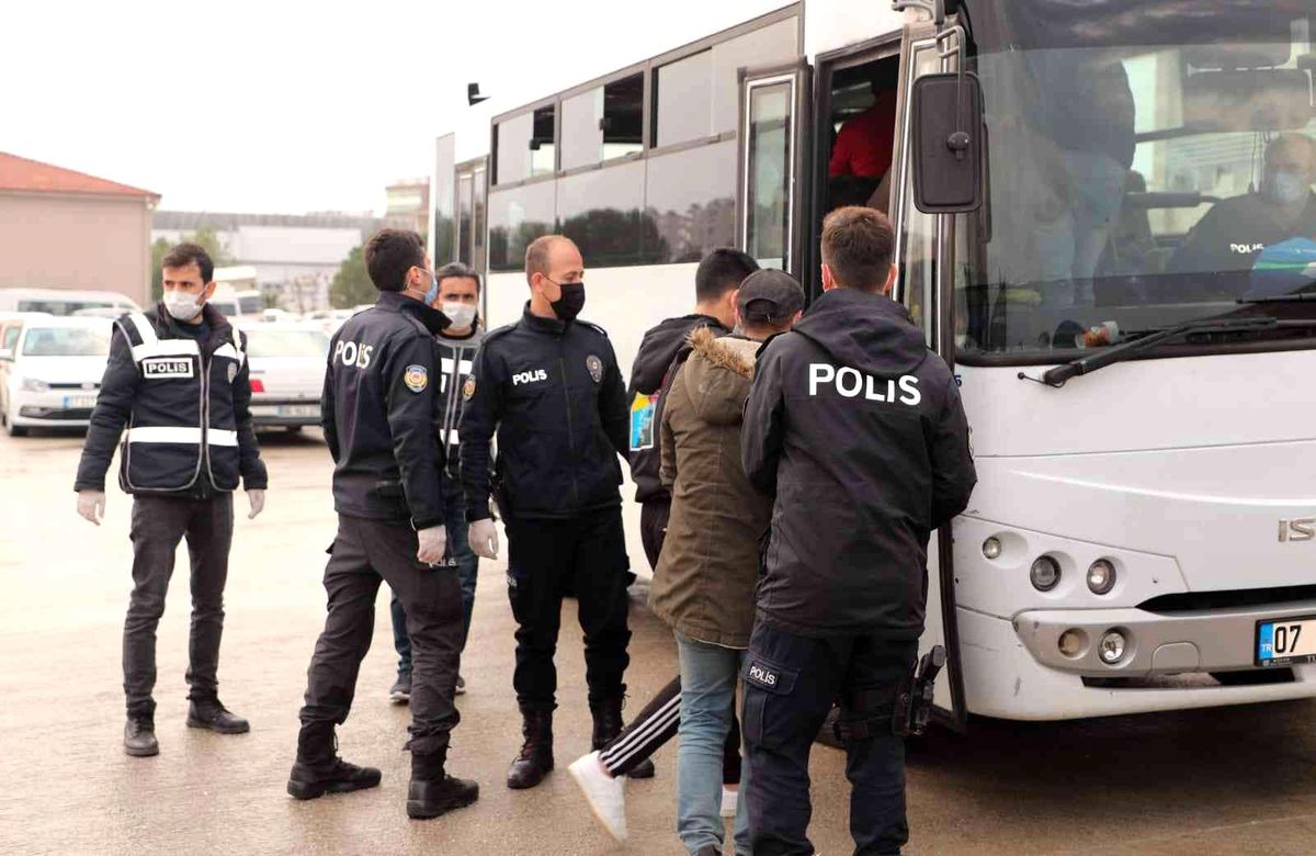Antalya\'da çeşitli suçlardan aranan 77 kişi yakalandı
