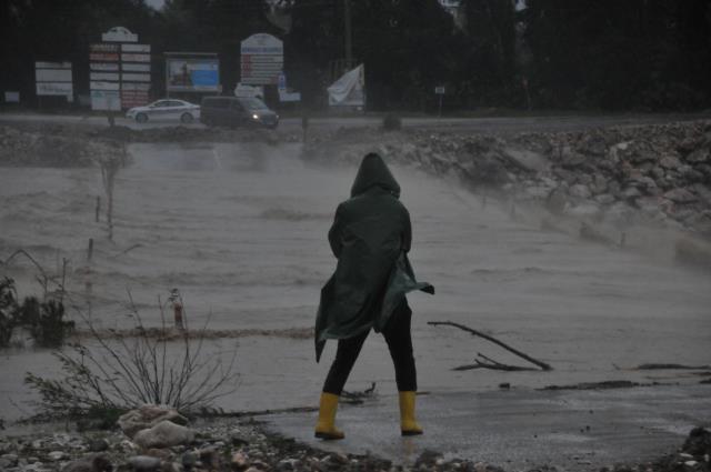Antalya'yı perişan eden fırtına! Sel suları okulun bahçesini esir aldı