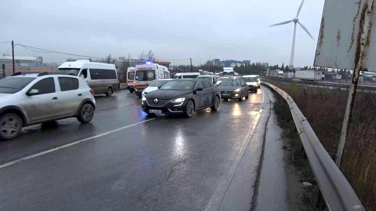 Arnavutköy\'de işçi servisi ile tır çarpıştı: 10 işçi yaralandı