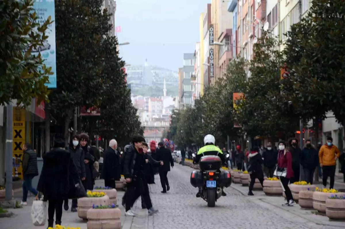 Balıkesir'ın simgesi milli kuvvetler caddesi yılbaşı nedeniyle trafiğe kapandı