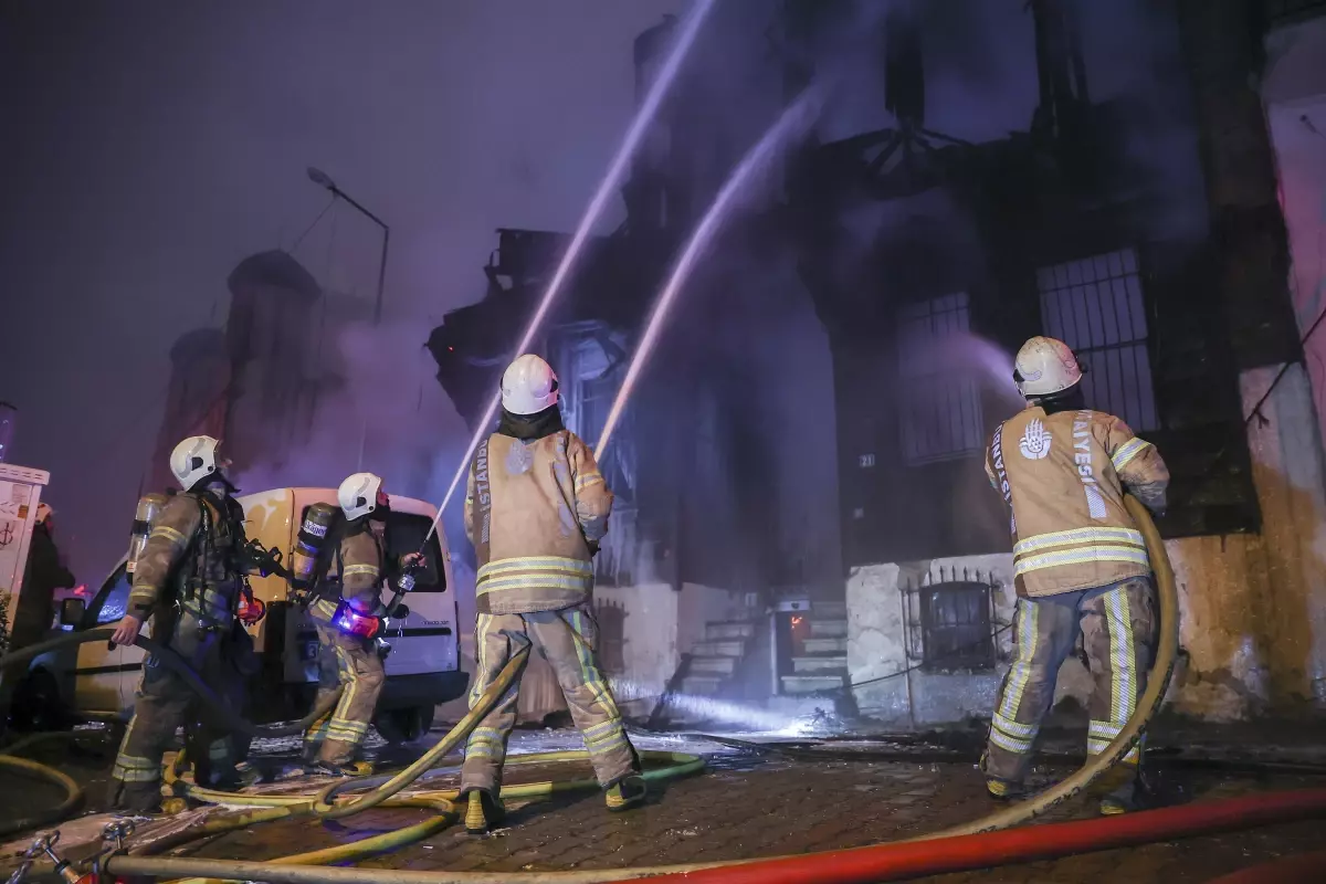 Beyoğlu'nda ahşap bina yandı, 2 kişi yaralandı