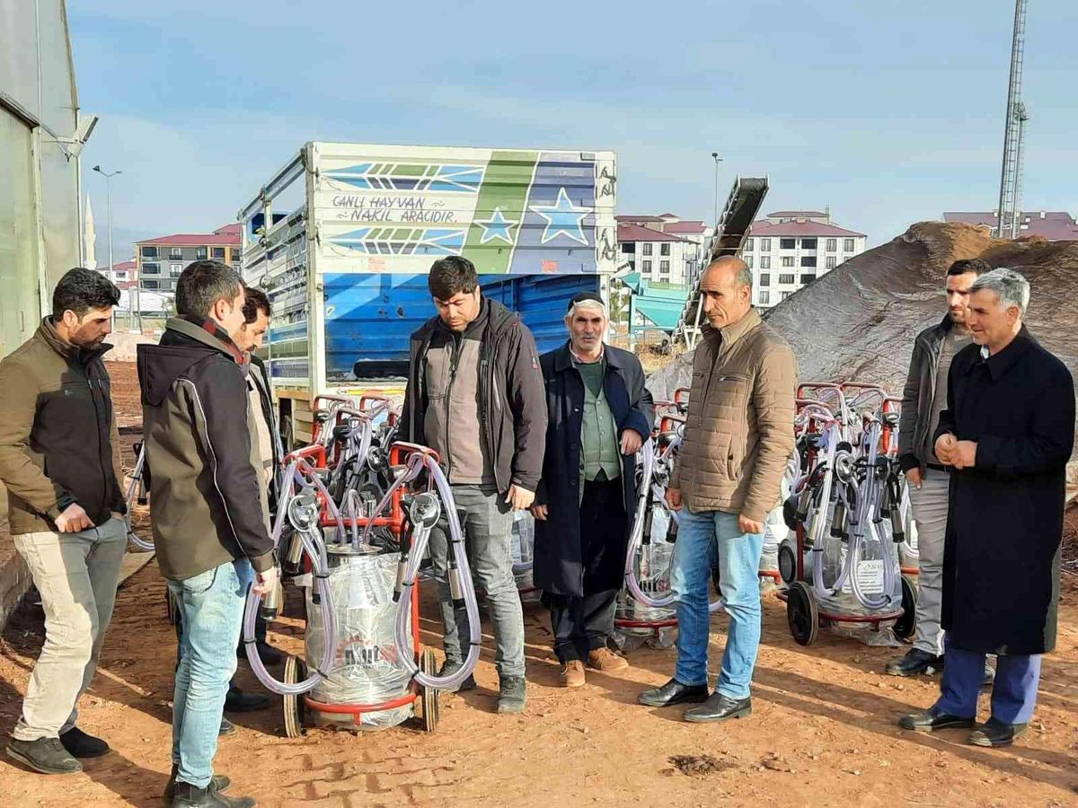 Bingöl\'de üreticilere süt sağım makinesi dağıtıldı