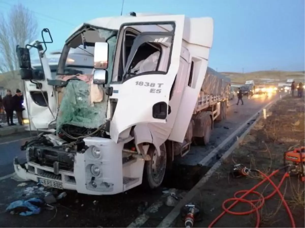 Son dakika: Bitlis\'te TIR\'lar çarpıştı: 1 ölü, 1 yaralı