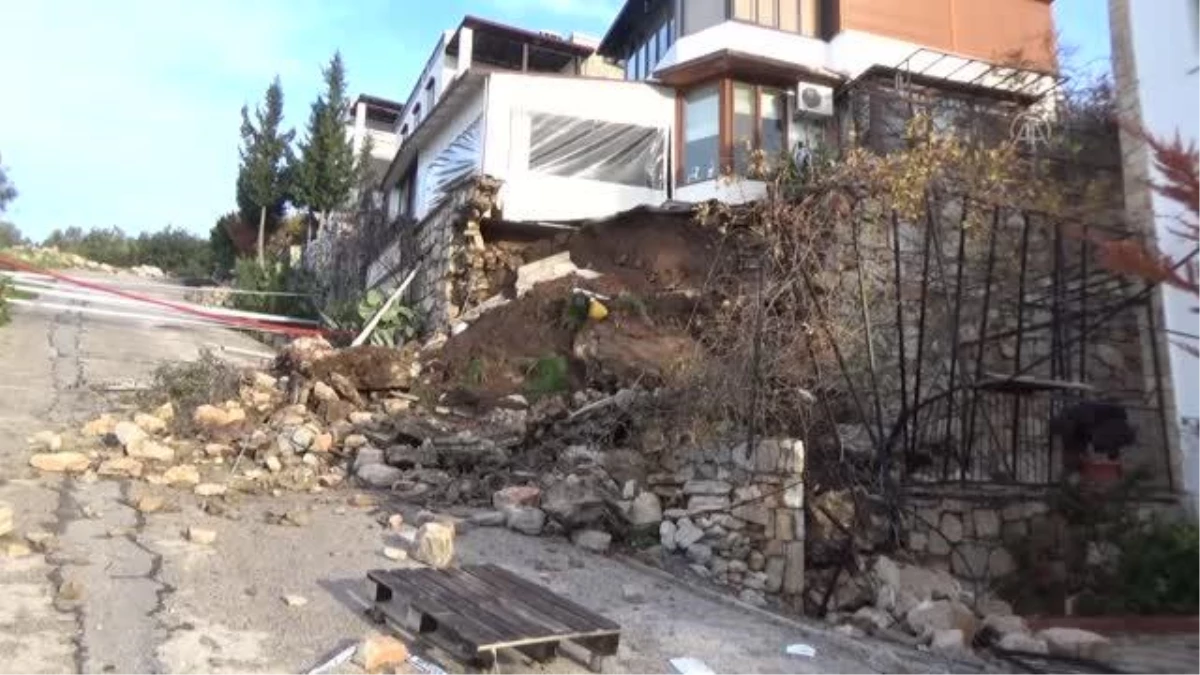 Bodrum\'da yağışın ardından bir evin istinat duvarı yıkıldı
