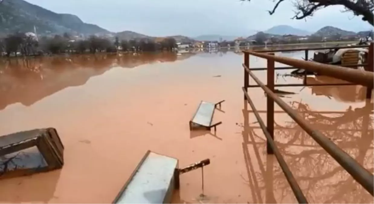 BURDUR\'DA DERE SUYU TAŞTI, BAZI EVLER SU ALTINDA KALDI