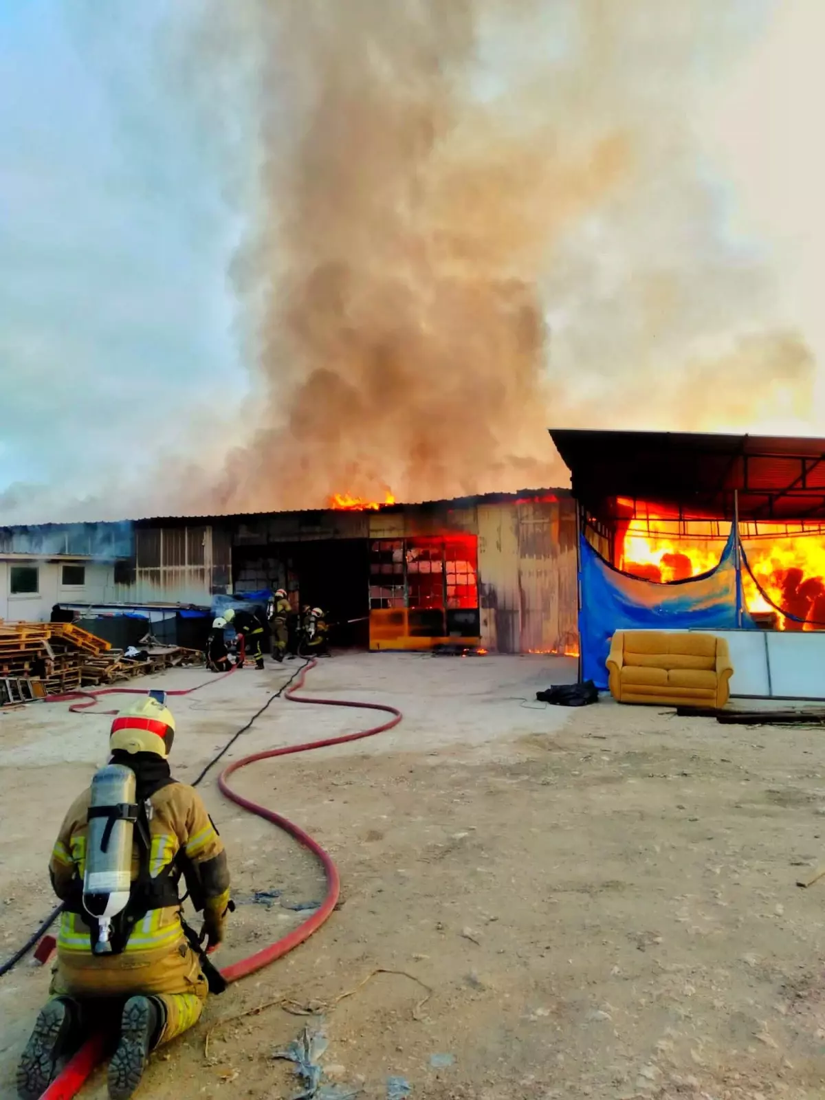 Son dakika haberleri | Bursa\'da inşaat malzemesi deposunda çıkan yangın hasara yol açtı