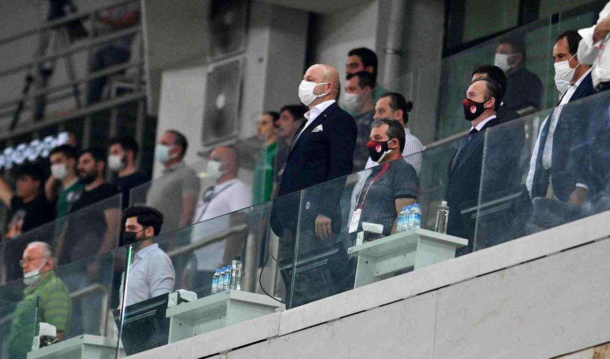 Bursaspor Başkanı Hayrettin Gülgüler: "Başarısız bir ilk yarı geçirdiğimiz 2021\'i geride bırakmanın mutluluğunu yaşıyoruz"