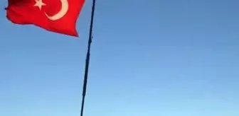 Dağın zirvesini tırmanıp yıpranan Türk bayrağını yenisiyle değiştirdiler
