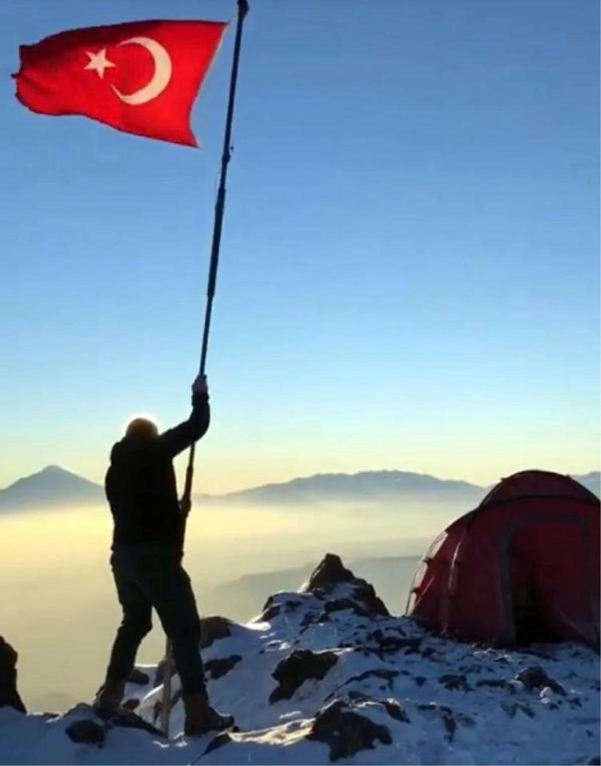 Dağın zirvesini tırmanıp yıpranan Türk bayrağını yenisiyle değiştirdiler