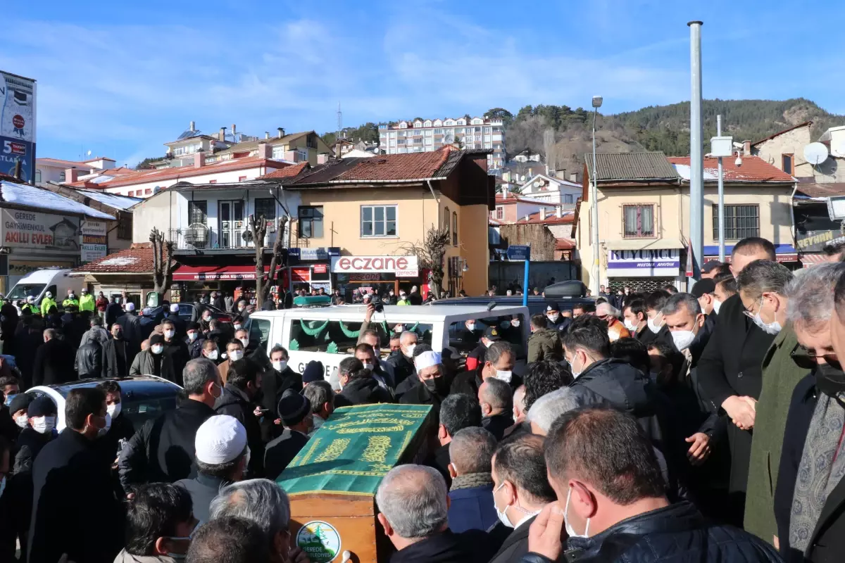 Eski HSK Başkanvekili Yılmaz\'ın annesi son yolculuğa uğurlandı (2)